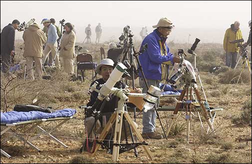 Espectadores del eclipse se preparan en el oeste de Egipto, en la Meseta Libia (foto: Seth Shostak)